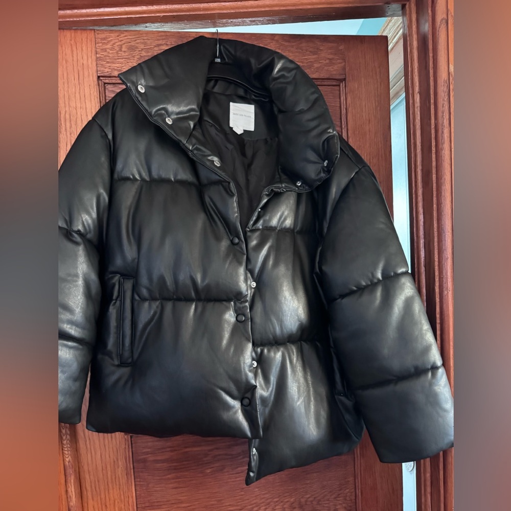 Sleek Black Quilted Puffer Jacket with High Collar